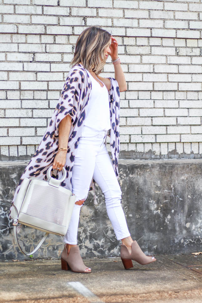 fashion blogger wearing leopard kimono with white jeans and peep toe booties and a white summer bag