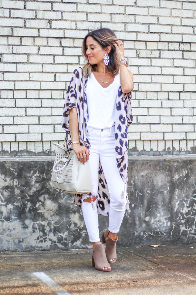 fashion blogger wearing leopard kimono with white jeans and peep toe booties and a white summer bag