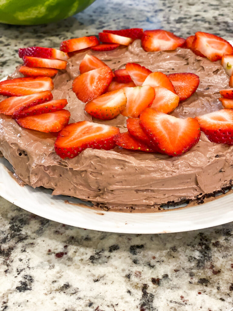 lifestyle and fashion blogger alexis belbel sharing a vegan chocolate cake with vegan chocolate cream frosting  and favorite kitchen tools and gadgets on amazon | adoubledose.com