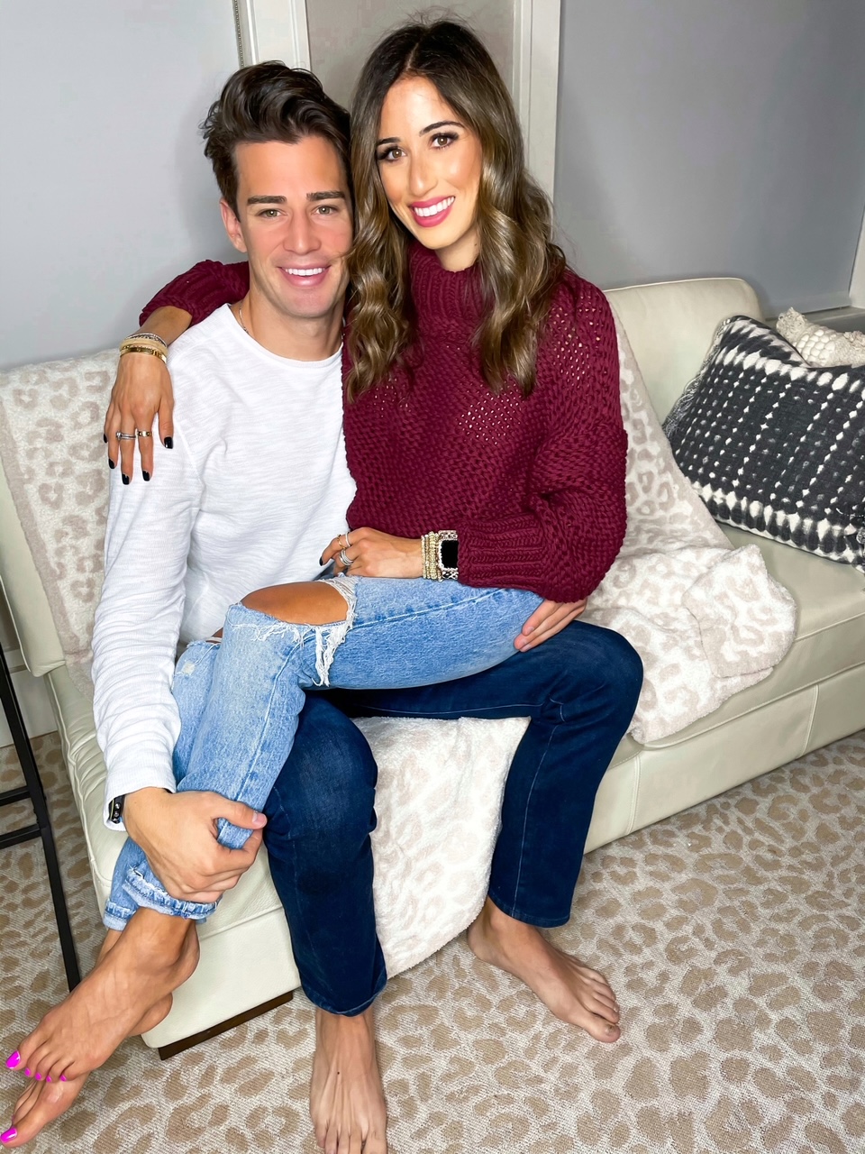lifestyle and fashion bloggers alexis and samantha belbel sharing their holiday gift guide 2020: gift ideas for him- kiehl's shave set, ugg robe, ugg slippers, bluetooth speaker, Tumi Dopp kit, tom ford sunglasses, camo duffel bag and more | adoubledose.com