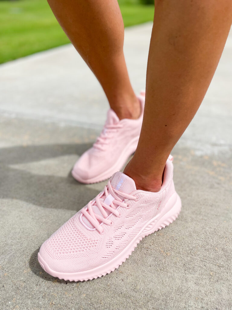 lifestyle and fashion blogger alexis belbel shares her favorite amazon sneakers for any type of outfit from AKK. They are available on amazon and are under $50 | adoubledose.com