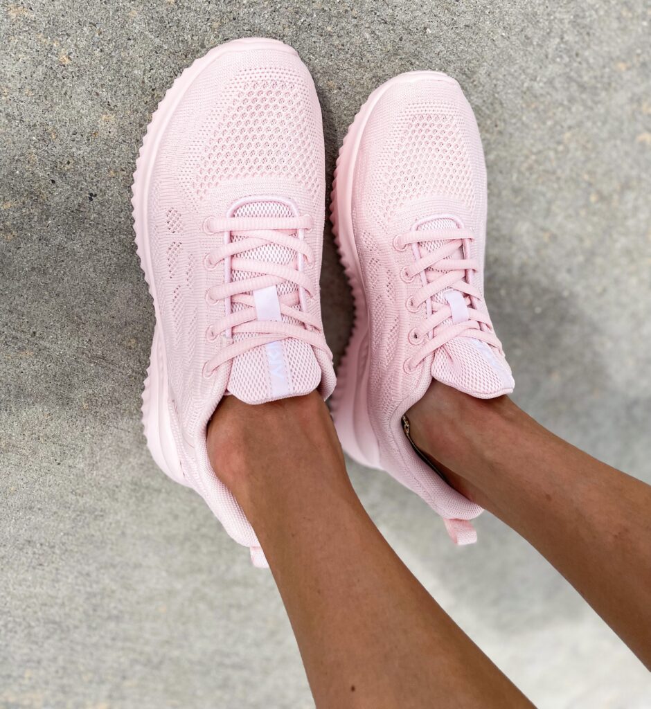 lifestyle and fashion blogger alexis belbel shares her favorite amazon sneakers for any type of outfit from AKK. They are available on amazon and are under $50 | adoubledose.com