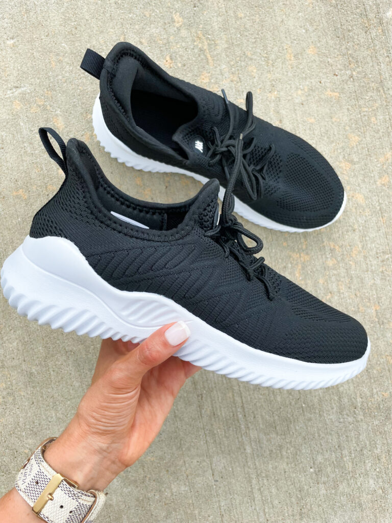 lifestyle and fashion blogger alexis belbel shares her favorite amazon sneakers for any type of outfit from AKK. They are available on amazon and are under $50 | adoubledose.com