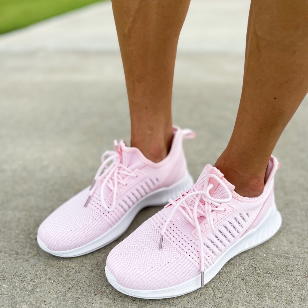 lifestyle and fashion blogger alexis belbel shares her favorite amazon sneakers for any type of outfit from AKK. They are available on amazon and are under $50 | adoubledose.com