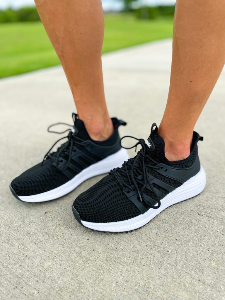 lifestyle and fashion blogger alexis belbel shares her favorite amazon sneakers for any type of outfit from AKK. They are available on amazon and are under $50 | adoubledose.com